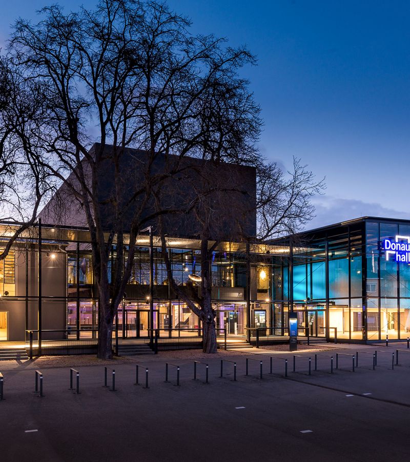 Donauhallen Außenansicht bei Sonnenaufgang