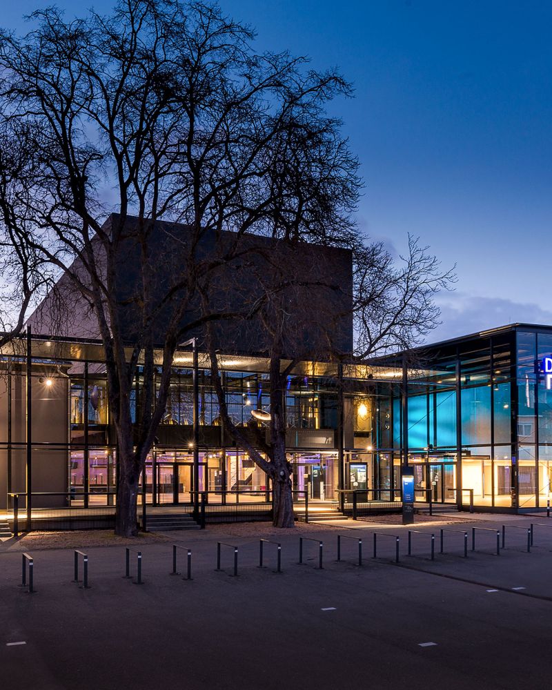 Donauhallen Außenansicht bei Sonnenaufgang